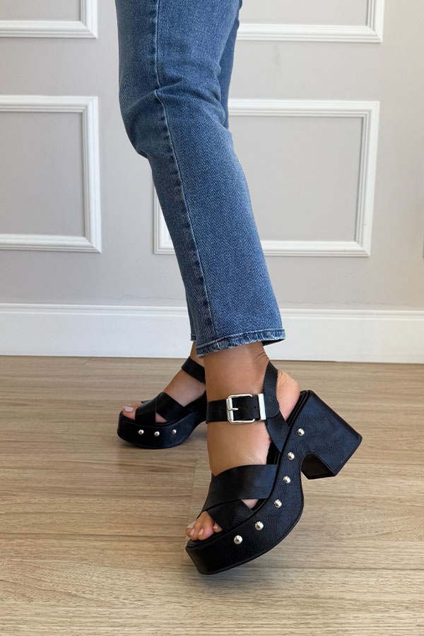 Thaysa Sandália Plataforma Preta com Fivela e Tachas