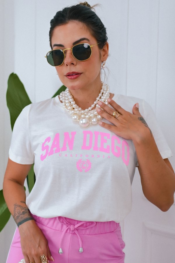 T-SHIRT FEMININA AMANDA OFF WHITE/ ROSA CHICLETE
